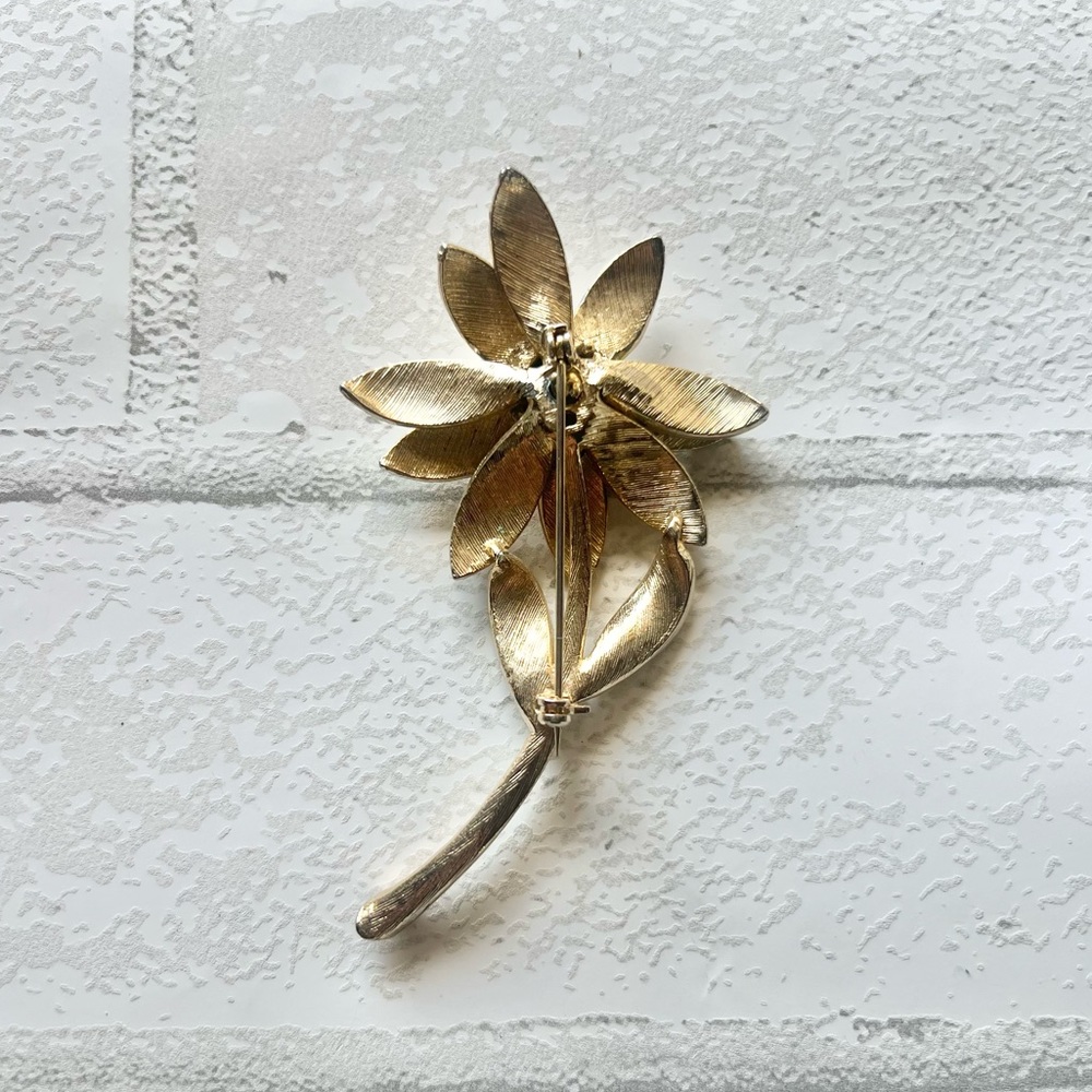 Vintage 60s Gold Mechanical Flower Brooch Moveable Daisy Petal Statement Pin - Picture 3 of 5